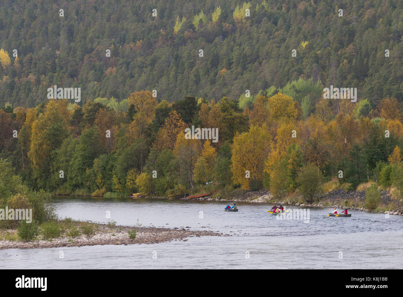 La pagaie canoë les touristes sur la rivière Alta sur une belle journée d'automne Banque D'Images