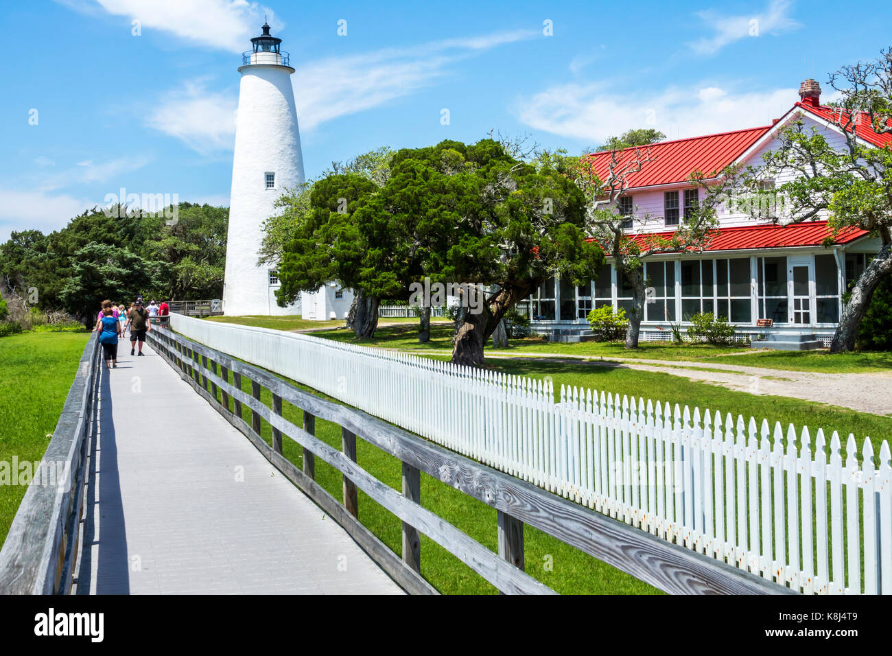 Caroline du Nord,NC,banques extérieures,l'île d'Ocracoke,lumière d'Ocracoke,phare station,promenade,NC170518103 Banque D'Images