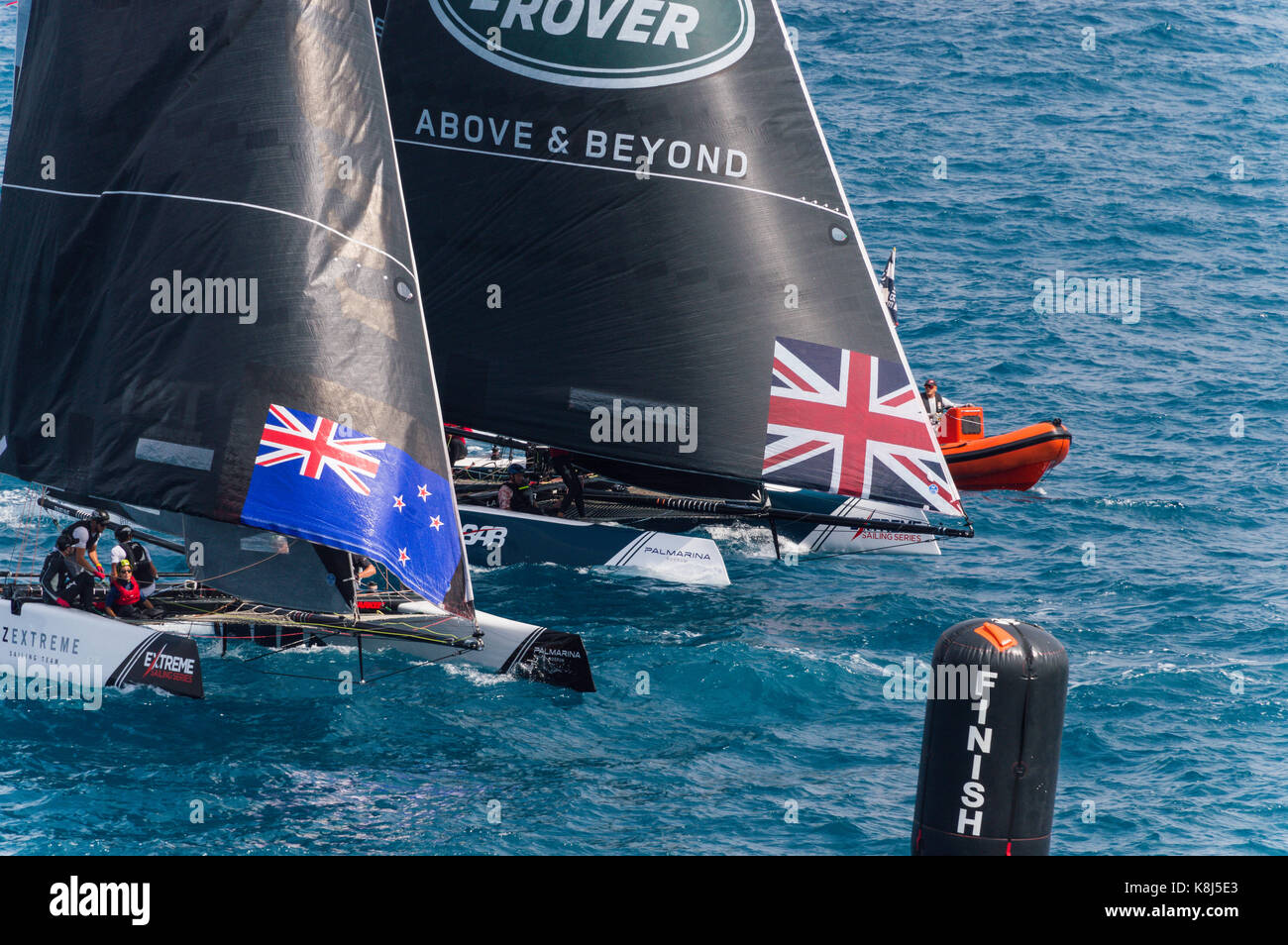 Catamarans GC-32 course à la ligne d'arrivée, Extreme Sailing Series Barcelona Banque D'Images