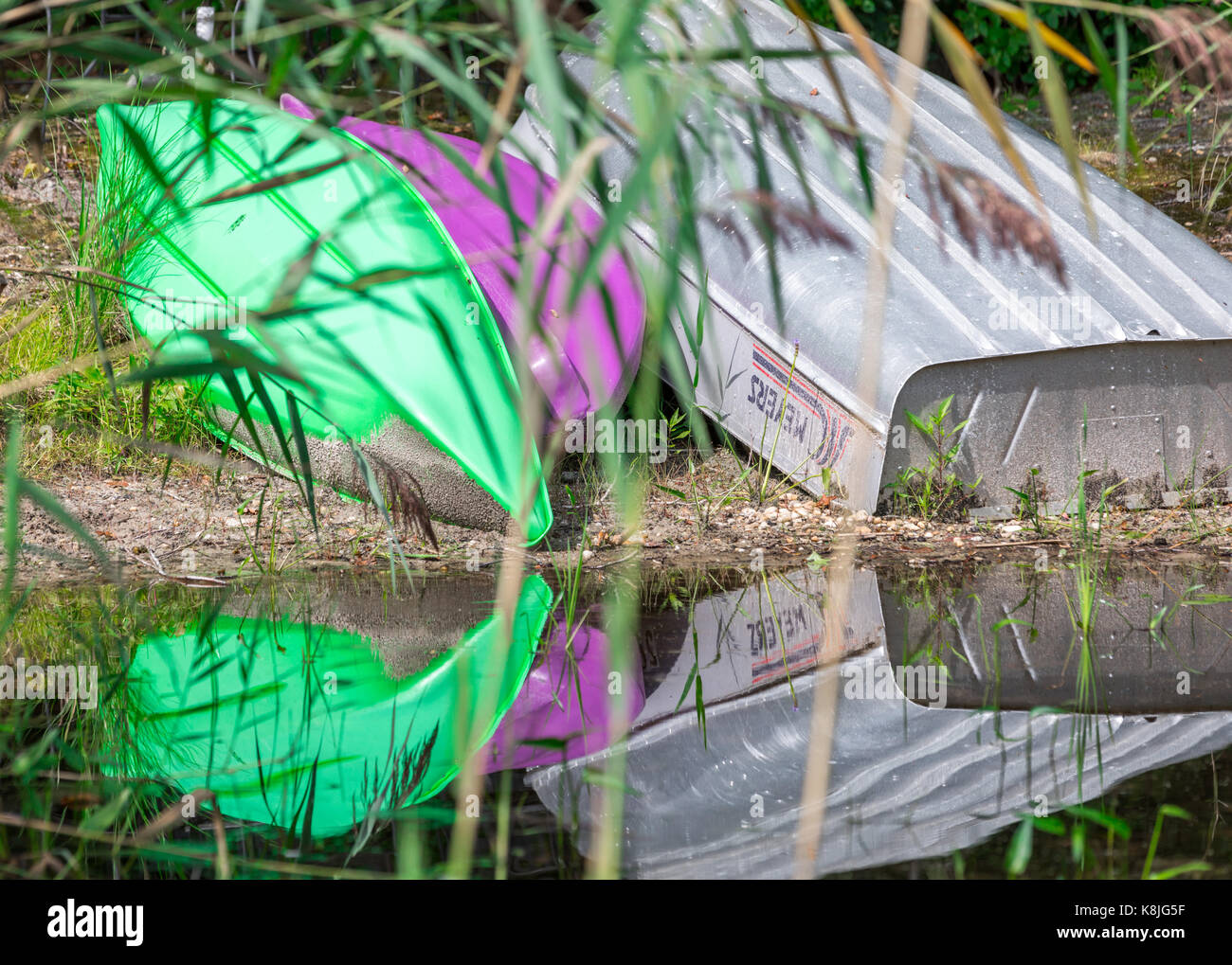 Petit bateau posé sur la rive d'un étang à Southampton, New York Banque D'Images