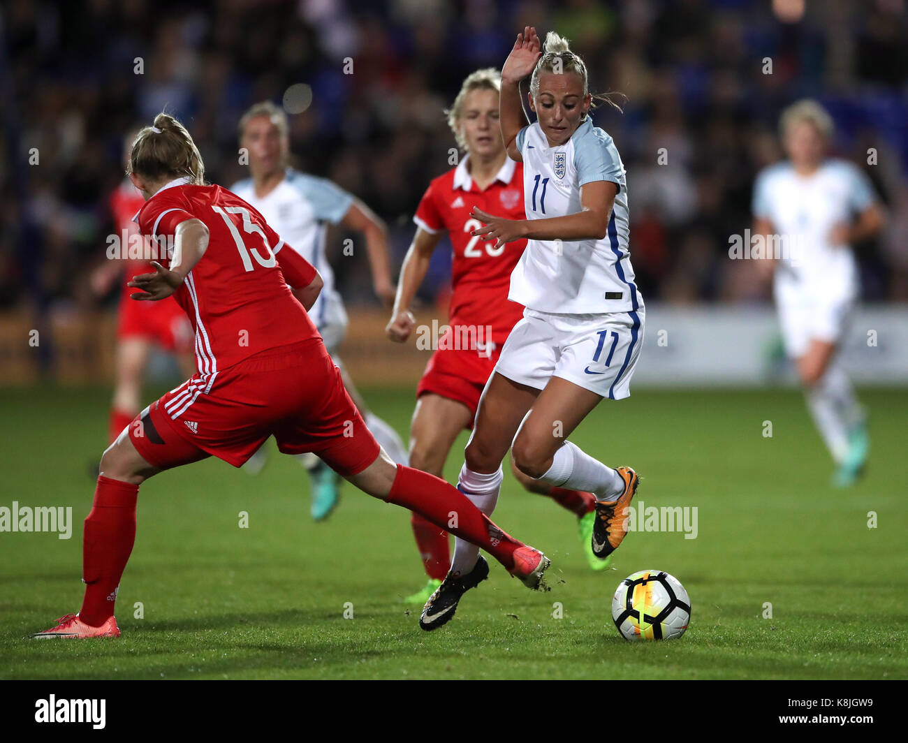 L'angleterre toni Duggan (à droite) et celle de la Russie anna belomyttseva bataille pour la balle durant la coupe du monde de football féminin 2019 match de qualification à prenton park, Birkenhead. Banque D'Images