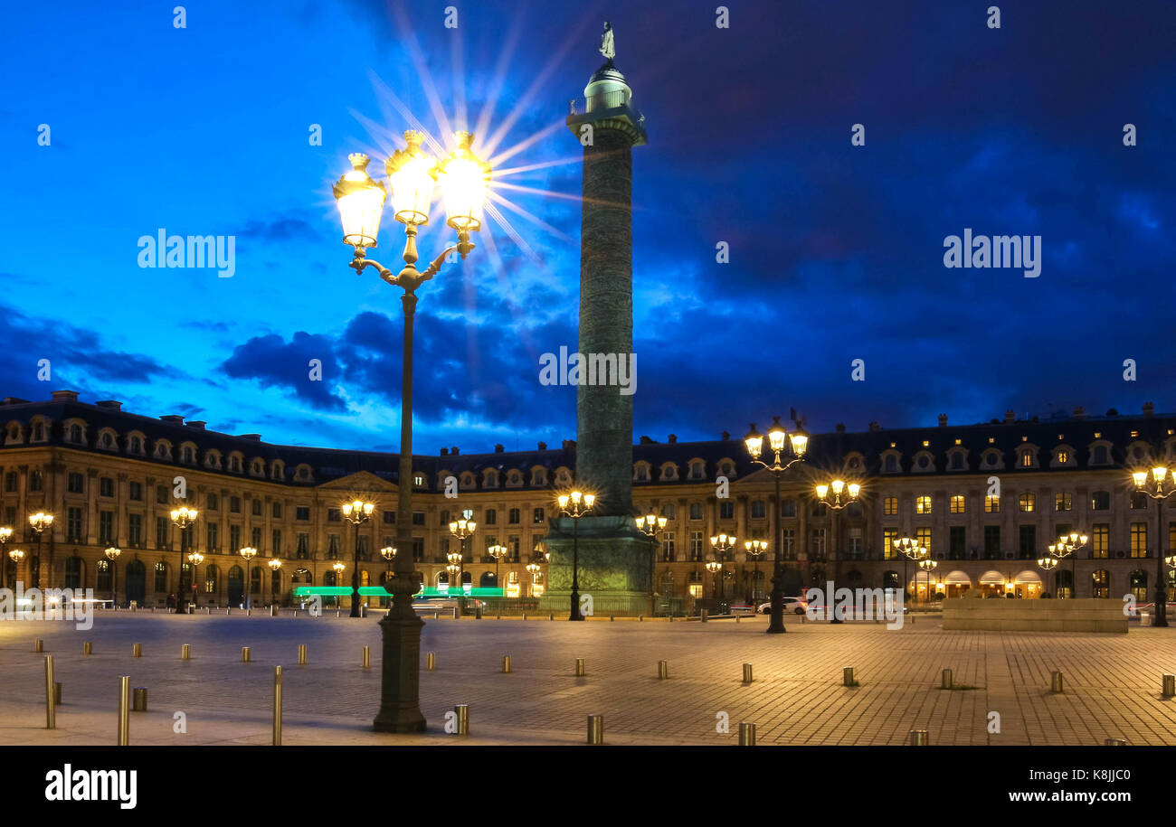 La colonne Vendôme , la Place Vendôme la nuit, Paris, France. Banque D'Images