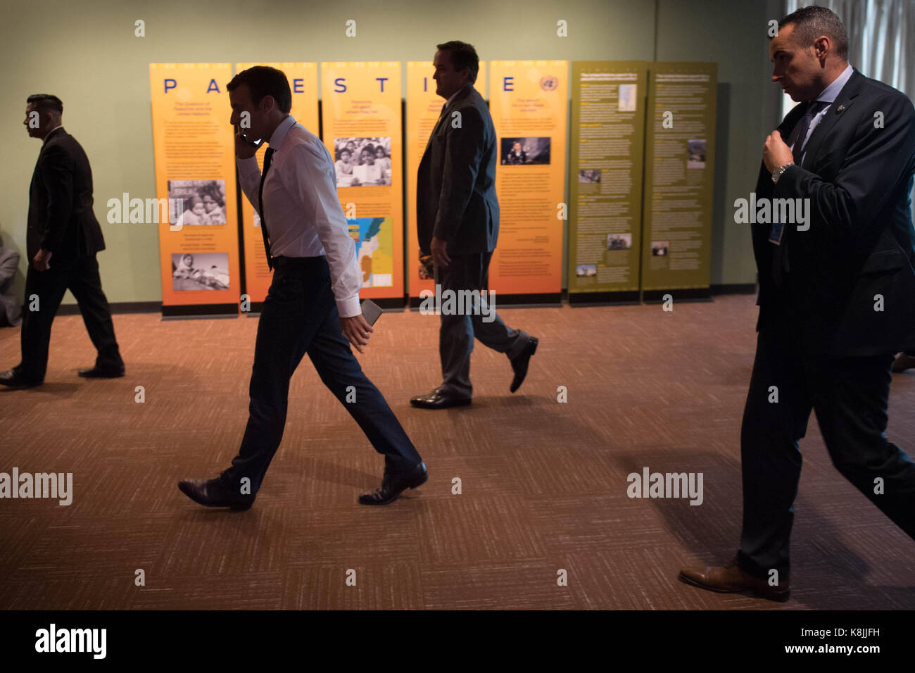 Le président français, Emmanuel macron parle sur son téléphone portable pendant qu'il marche à travers l'assemblée générale des Nations unies à New York, USA. Banque D'Images