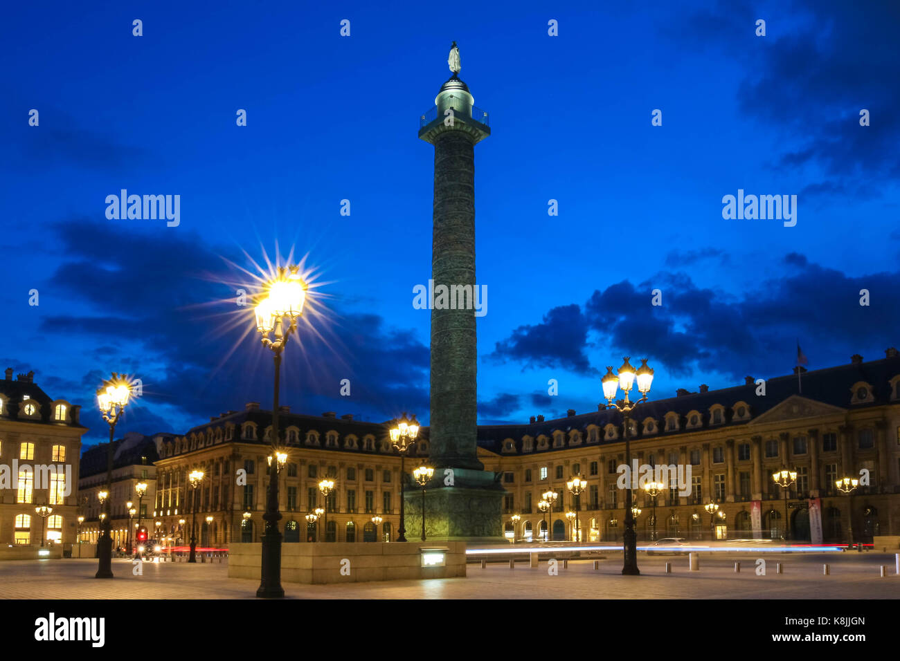 La colonne Vendôme , la Place Vendôme la nuit, Paris, France. Banque D'Images