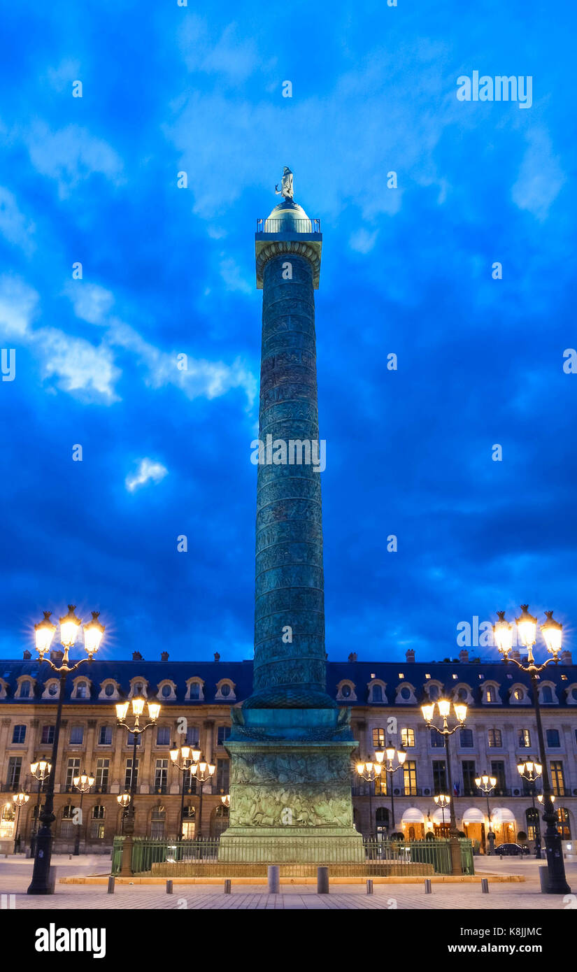 La colonne Vendôme , la Place Vendôme la nuit, Paris, France. Banque D'Images