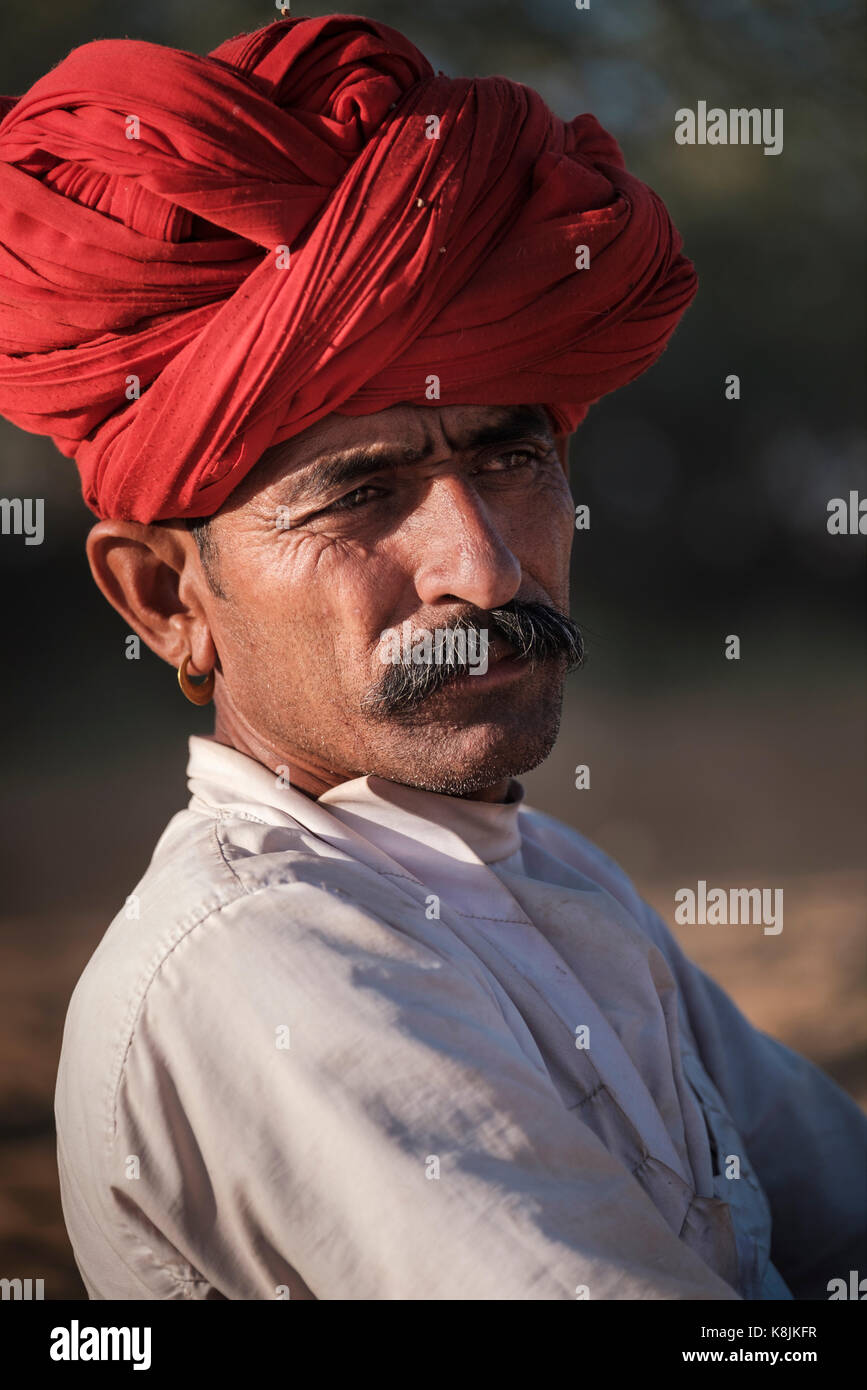 Pushkar, Inde - circa novembre 2016 : portrait ou agriculteur rajasthani à Pushkar camel fair grounds. c'est l'une des plus grandes foires camel apart. Banque D'Images