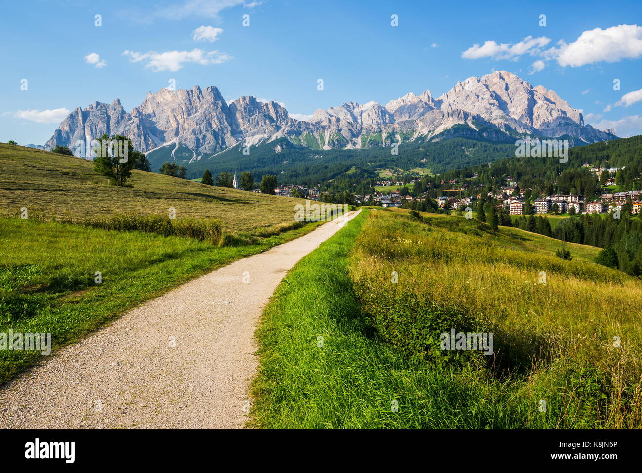 Pomagnon, 2450m, et Monte Cristallo, 3221m, avec une partie de Cortina Banque D'Images