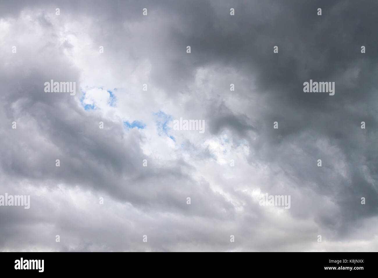 Ciel sombre avec les nuages de pluie avant d'orage Banque D'Images