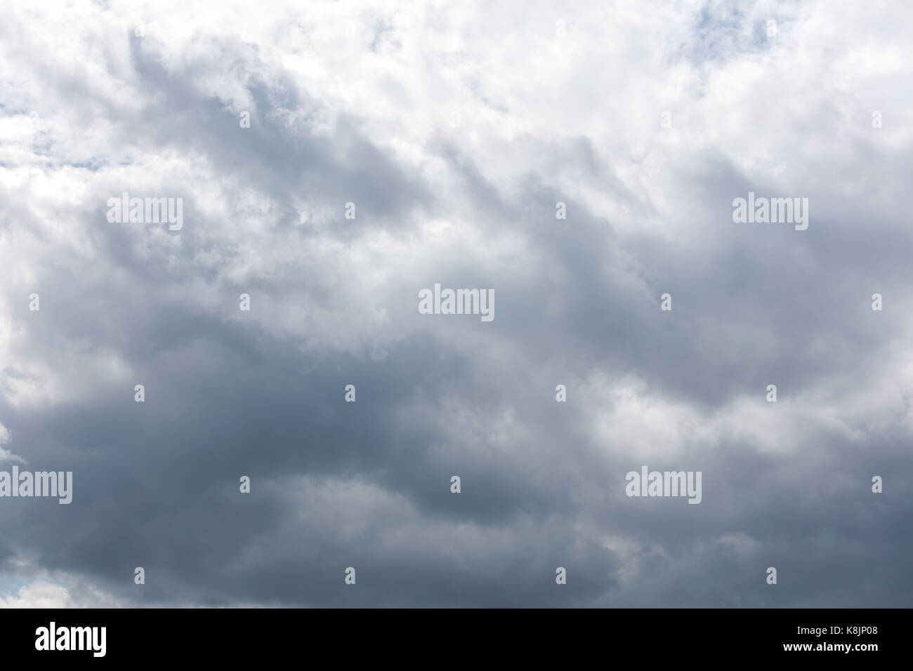 Ciel gris avec des nuages de pluie avant d'orages ou de gale dans le mauvais temps Jour Banque D'Images