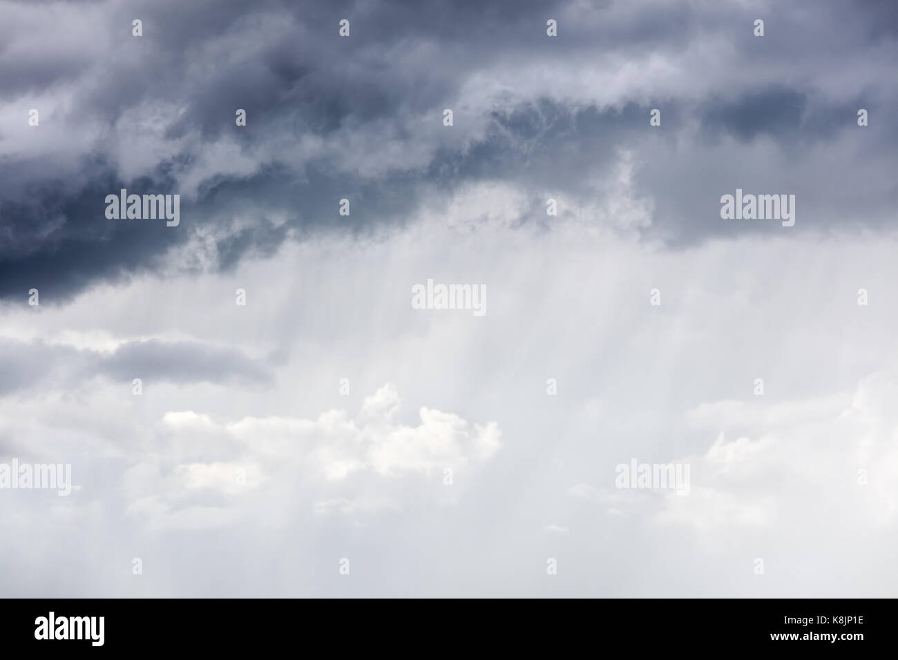 Ciel couvert spectaculaire avec des nuages de pluie avant d'orage Banque D'Images