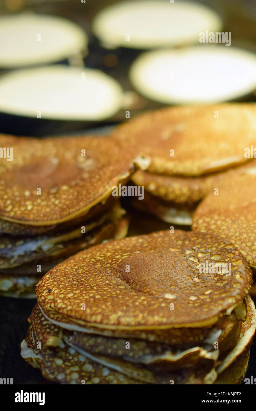 Faire des crêpes close up. focus sélectif. Banque D'Images