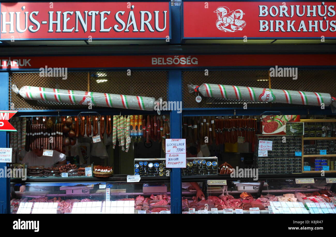 Une boucherie à l'Nagycsarnok, grand marché, Budapest, Hongrie Banque D'Images