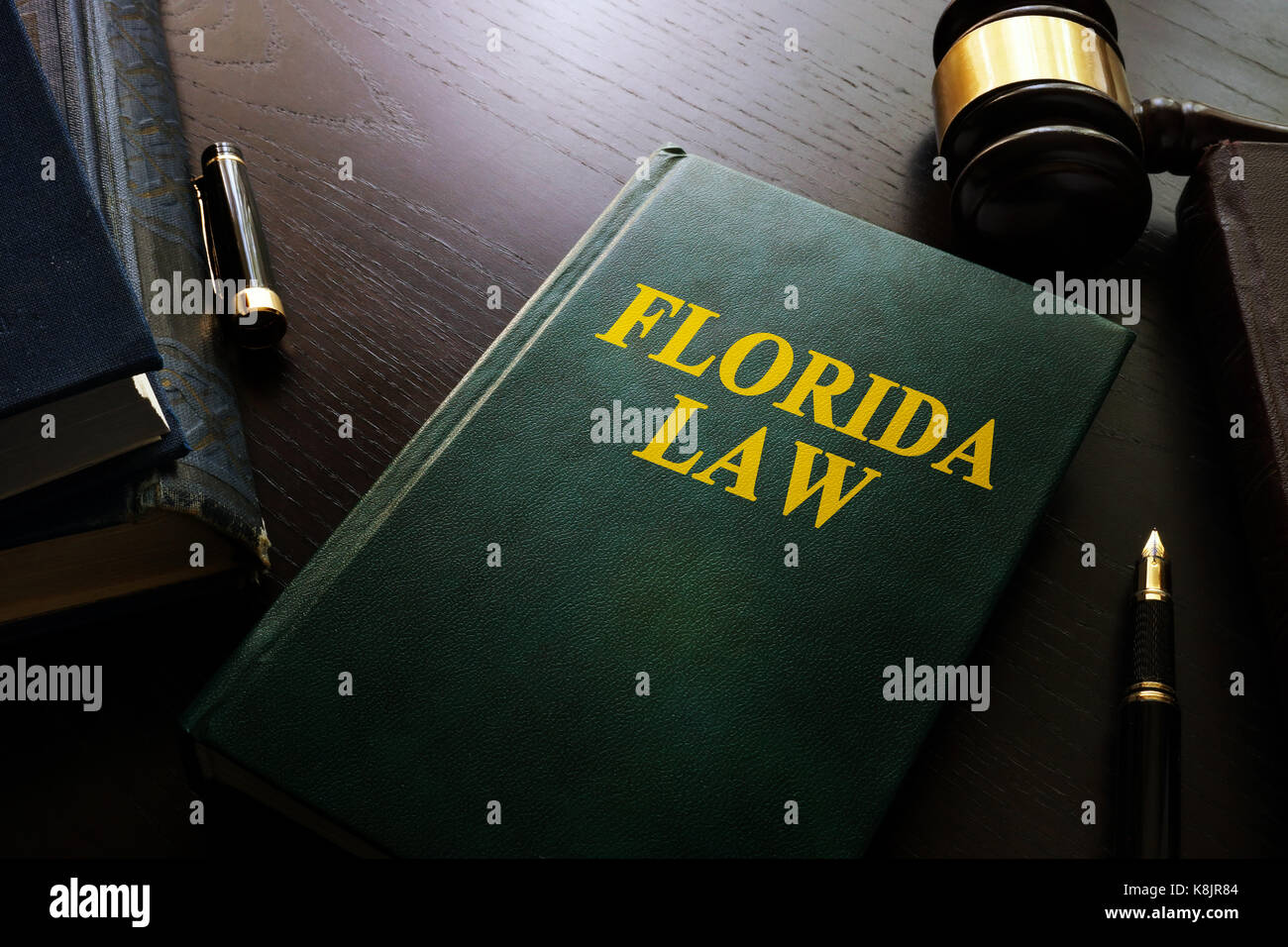 La loi de la Floride et de marteau sur une table. Banque D'Images