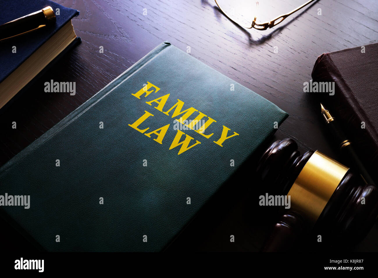 Droit de la famille sur une table. la garde des enfants et divorce concept. Banque D'Images