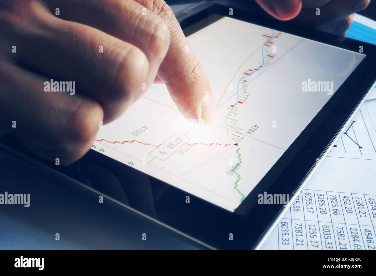 Courtier en valeurs holding tablet with candle stick graphique. stocks marchands en ligne. Banque D'Images
