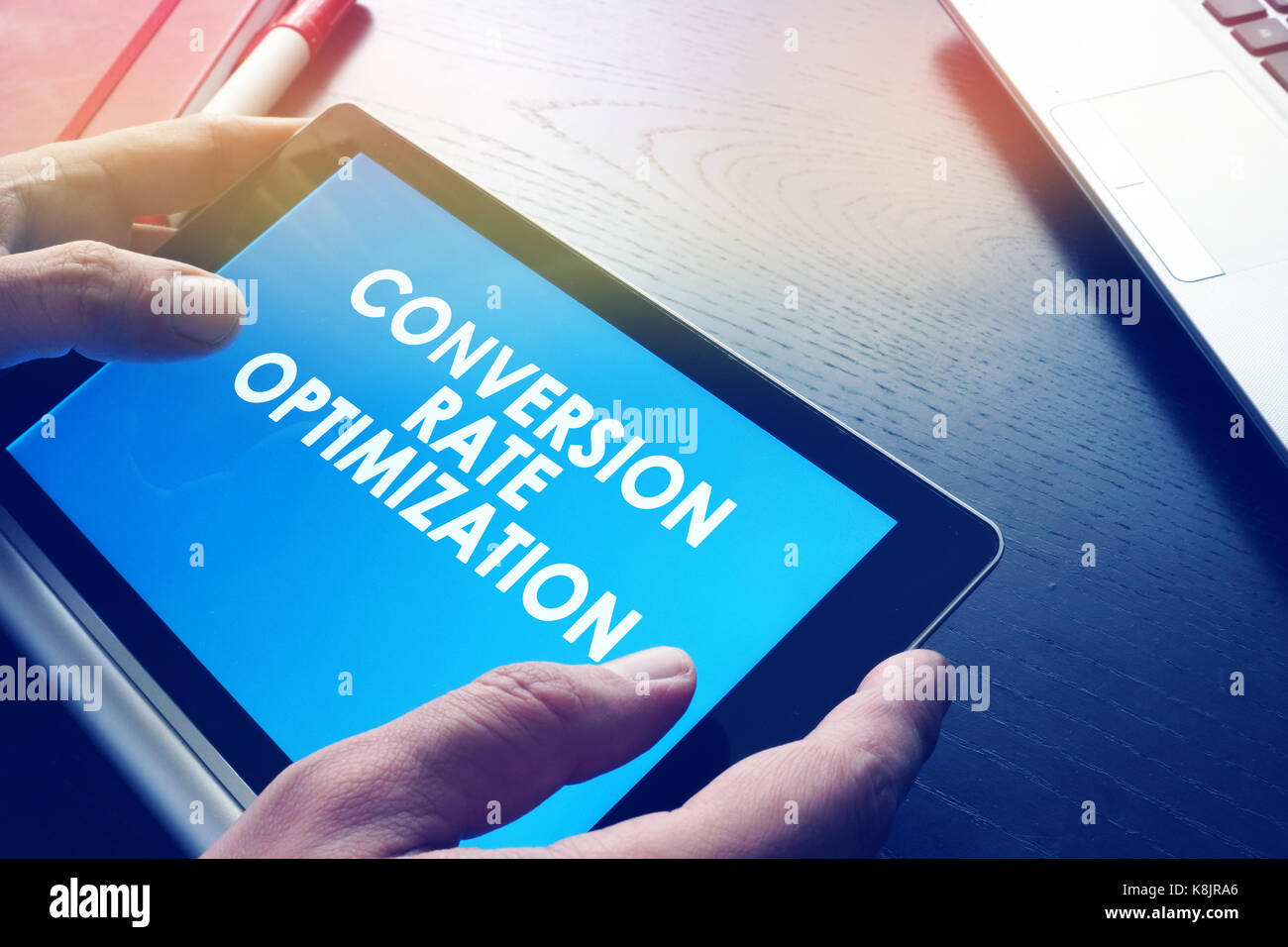 L'homme est l'optimisation du taux de conversion en rapport. Banque D'Images