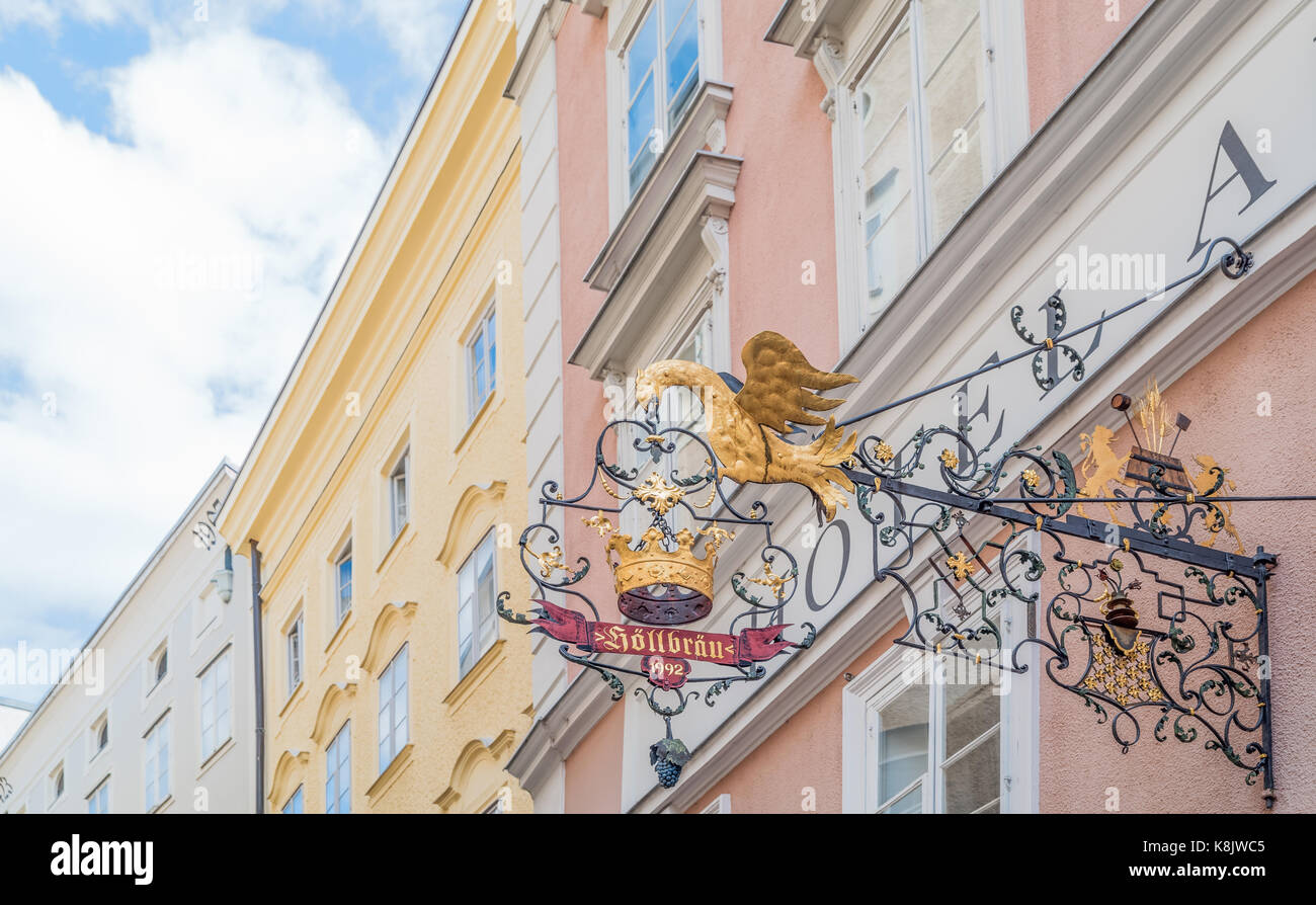 Salzbourg, Autriche - août 4, 2016 : un affichage commercial typique dans une rue de la vieille ville Banque D'Images