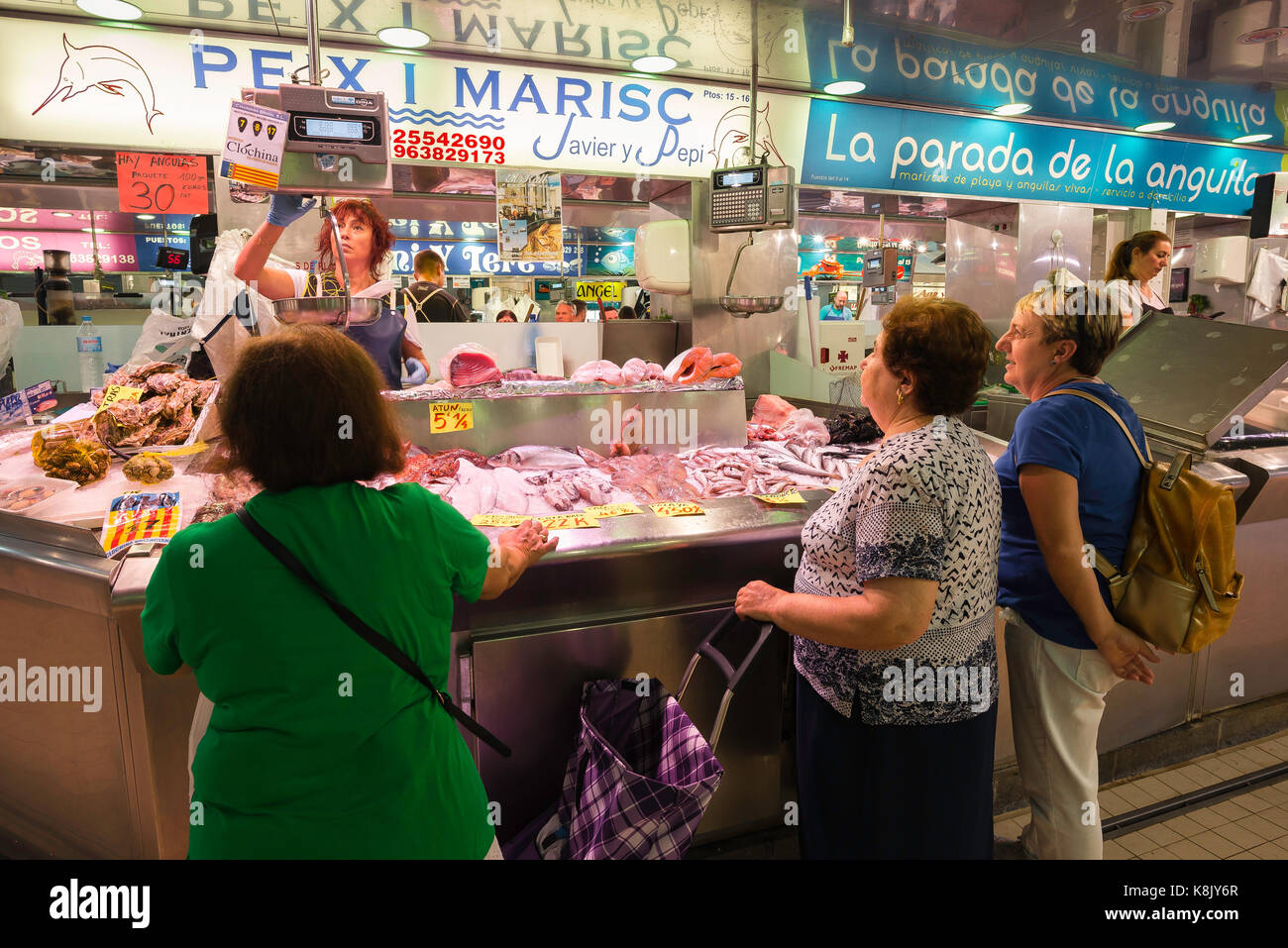 Valencia Espagne marché aux poissons, de voir des femmes espagnoles shopping pour les poissons à l'intérieur du mercado central - le marché central - dans le centre de Valence. Banque D'Images