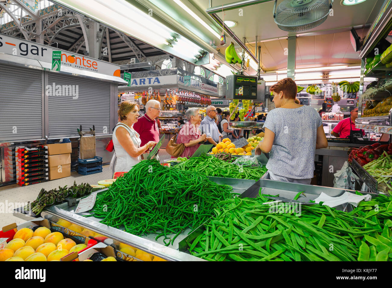 Valence Espagne nourriture, vue des gens shopping dans un potager stall à l'intérieur du Mercado Central - le marché central - dans le centre de Valence, Espagne. Banque D'Images