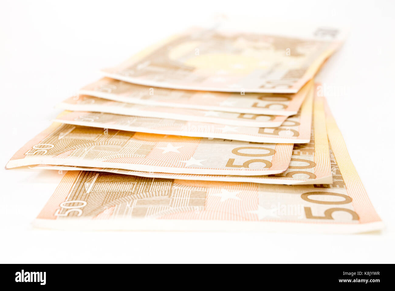 Pile de billets isolés. 50 billets Billets argent monnaie européenne. isolé sur fond blanc. en perspective. salaire, l'épargne, Banque D'Images