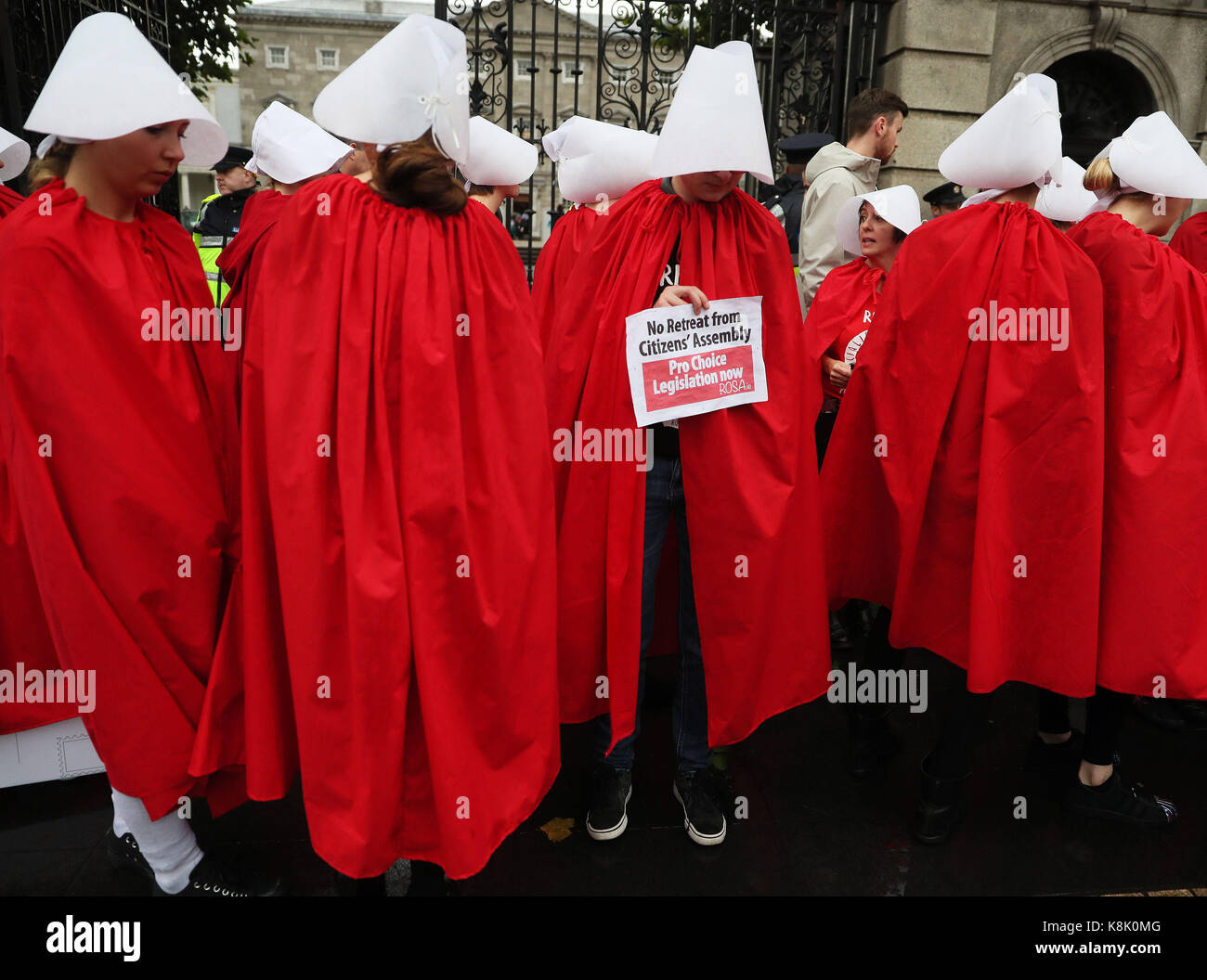 Membres de ROSA - (droits génésiques, contre l'oppression, le sexisme et l'austérité) habillés comme des femmes de main en dehors de la Maison Leinster, comme la première réunion publique de la Commission Dail sur le 8ème amendement a eu lieu pour examiner les recommandations de l'Assemblée des citoyens. Banque D'Images