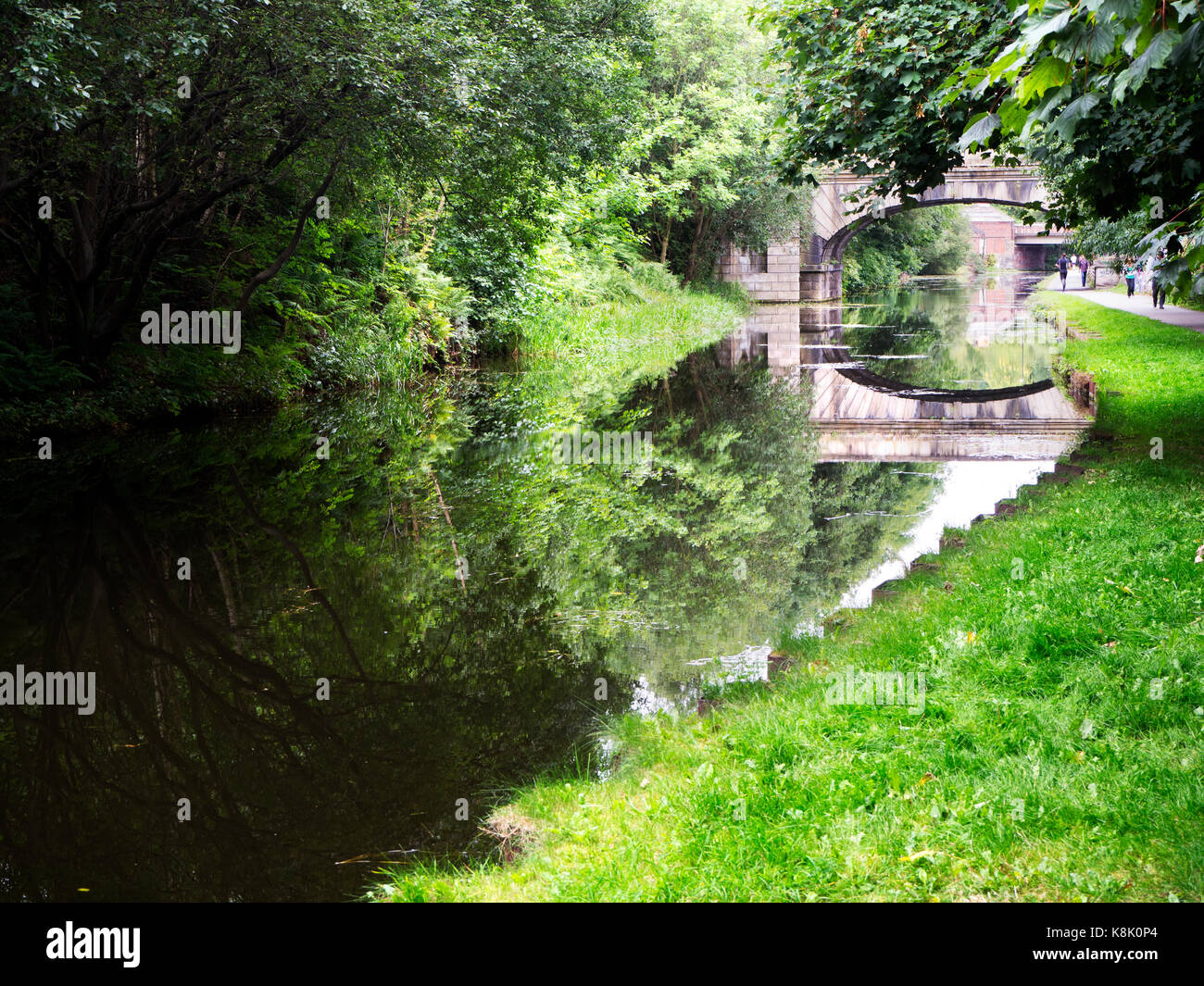 Kirkstall Viaduc reflétée dans le canal de Leeds et Liverpool Leeds West Yorkshire Angleterre Banque D'Images