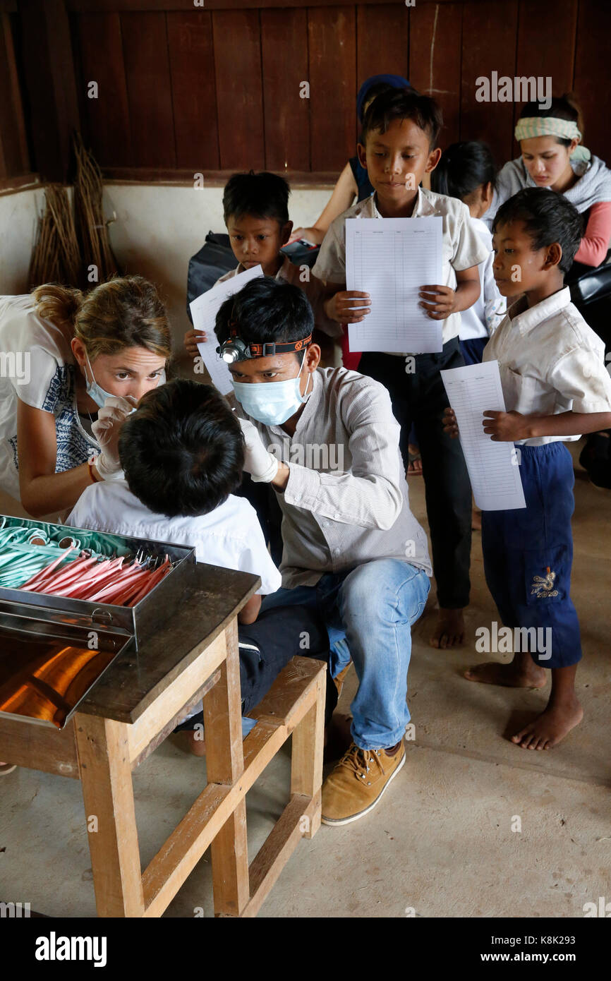 Arrupe karuna krom programme de sensibilisation dirigé par l'église catholique (jésuites) à battambang, cambodge. dentistes espagnols et cambodgiens à l'école. Banque D'Images