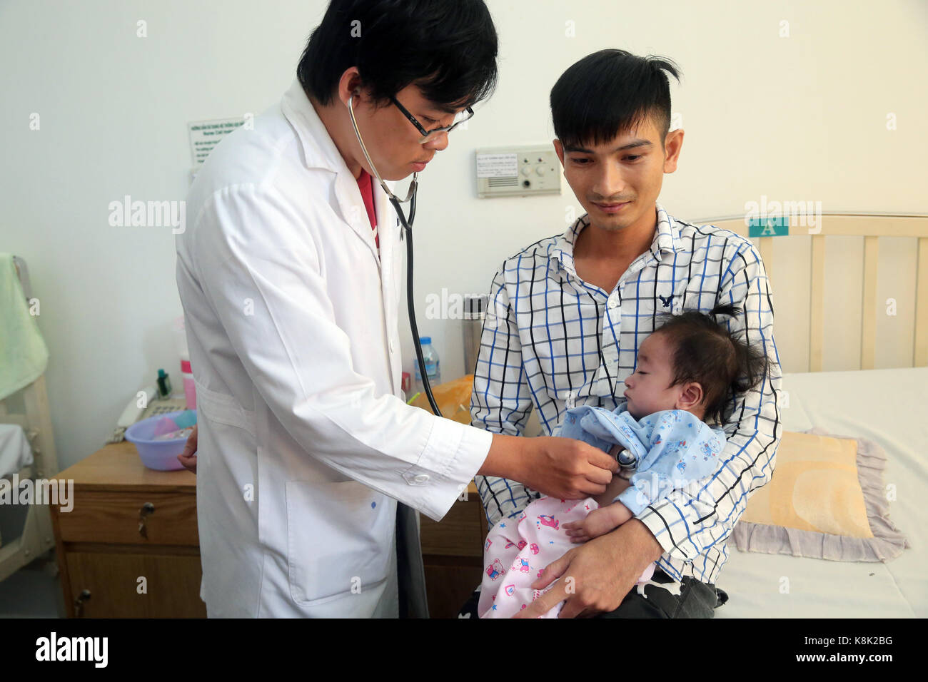 TAM duc Heart Hospital. Médecin à l'écoute du cœur de la jeune fille. ho chi minh ville. vietnam. Banque D'Images