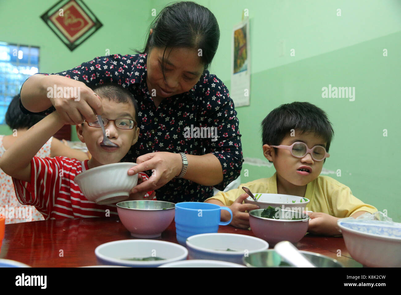 Le Vietnam. centre pour enfants aveugles. Déjeuner. Soeur Elisabeth (Franciscan Sisters) d'assurer le bon fonctionnement du centre. Banque D'Images