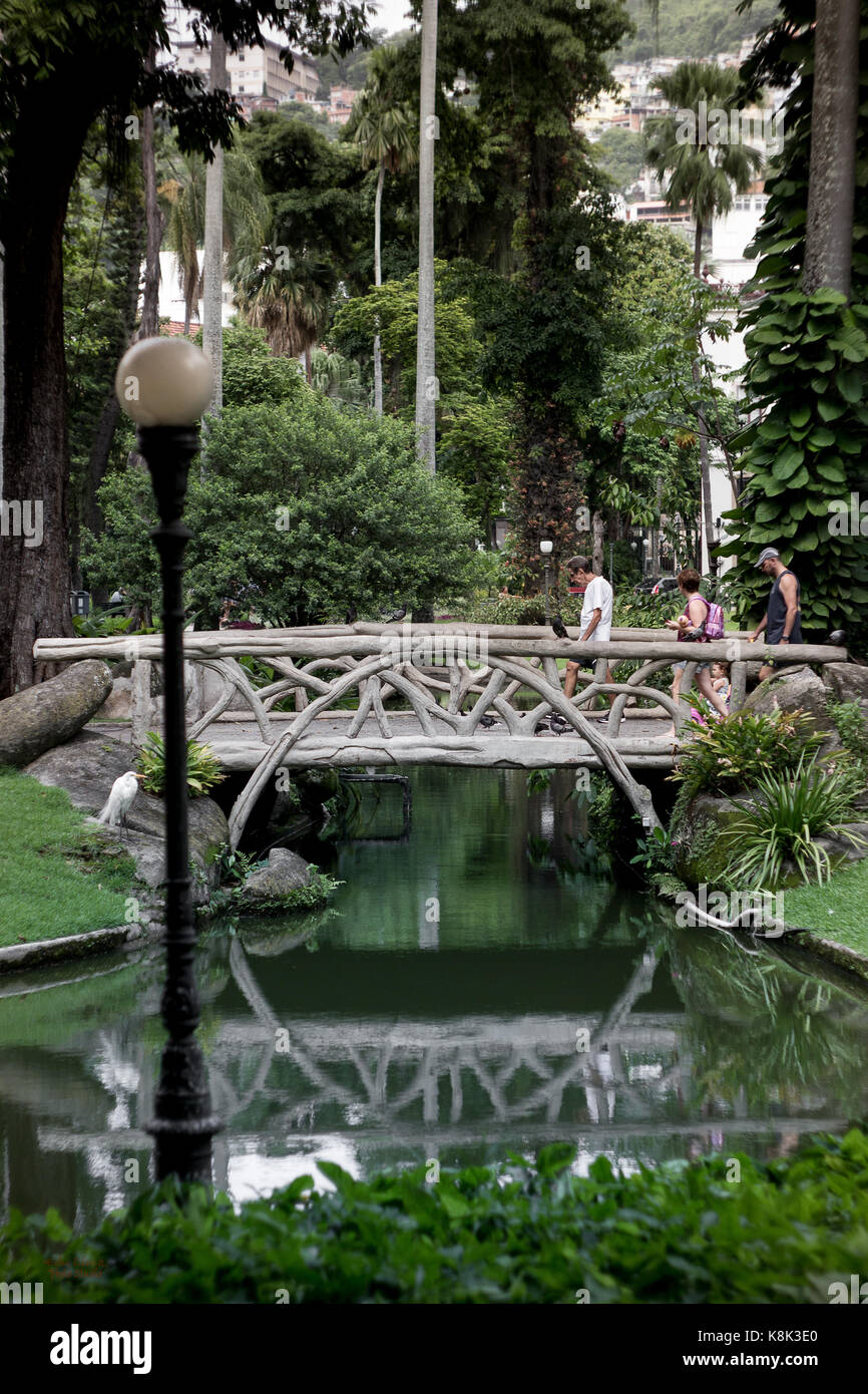 !Pont du IXe siècle sur le lac dans les jardins de l'ancien palais présidentiel du Brésil situé à Rio de Janeiro. Banque D'Images