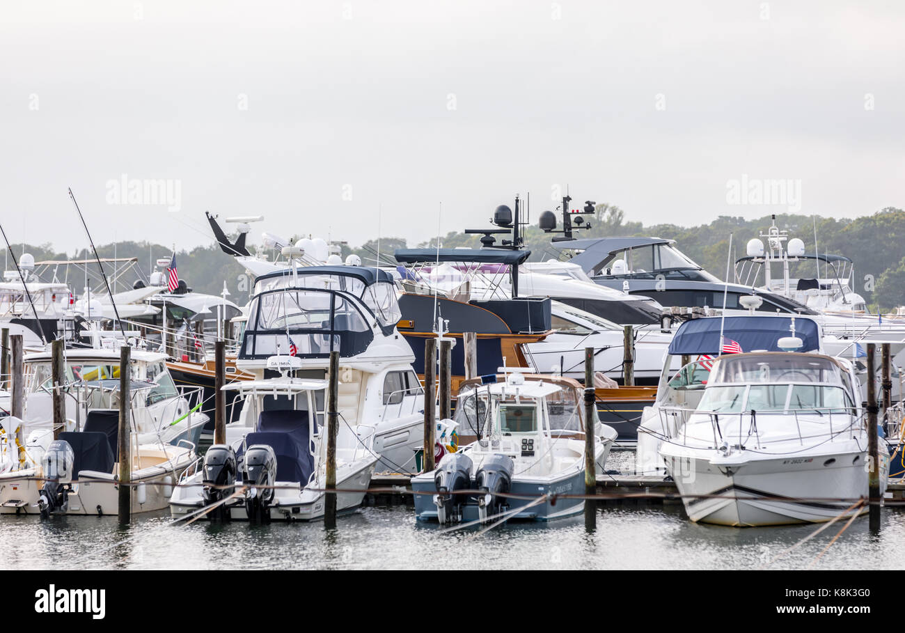 Groupe de loisirs divers bateaux à la marina au hamtpon, ny Banque D'Images