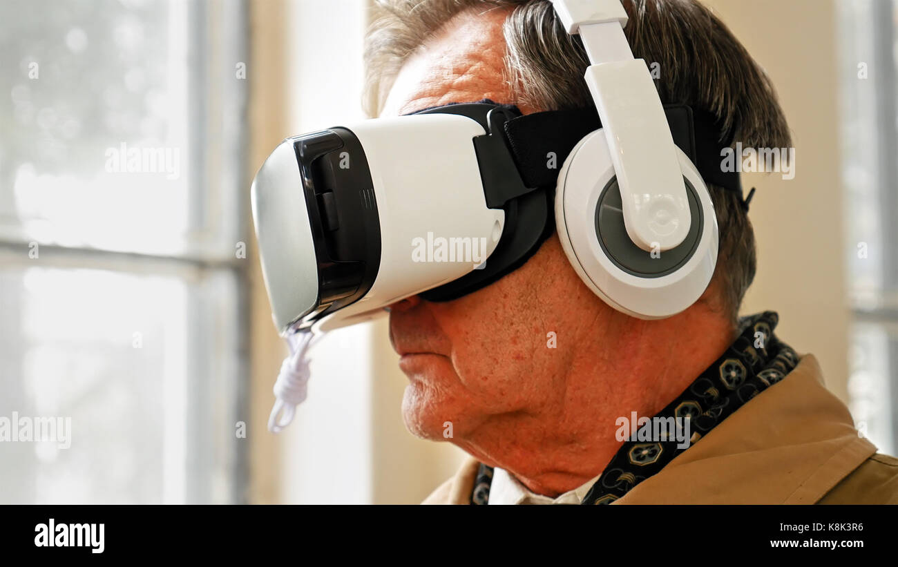 Ancien senior homme portant un casque vr Banque D'Images