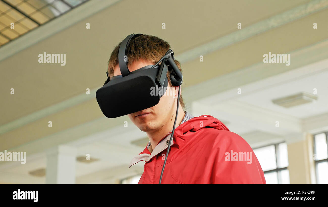 Jeune homme en casque vr jouer jeu virtuel Banque D'Images