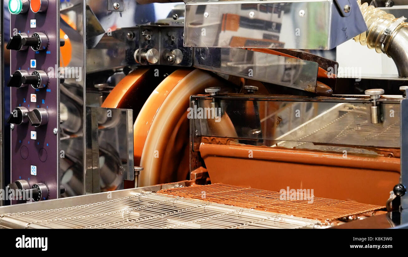 Ligne de convoyage du produit sur une usine de chocolat Banque D'Images