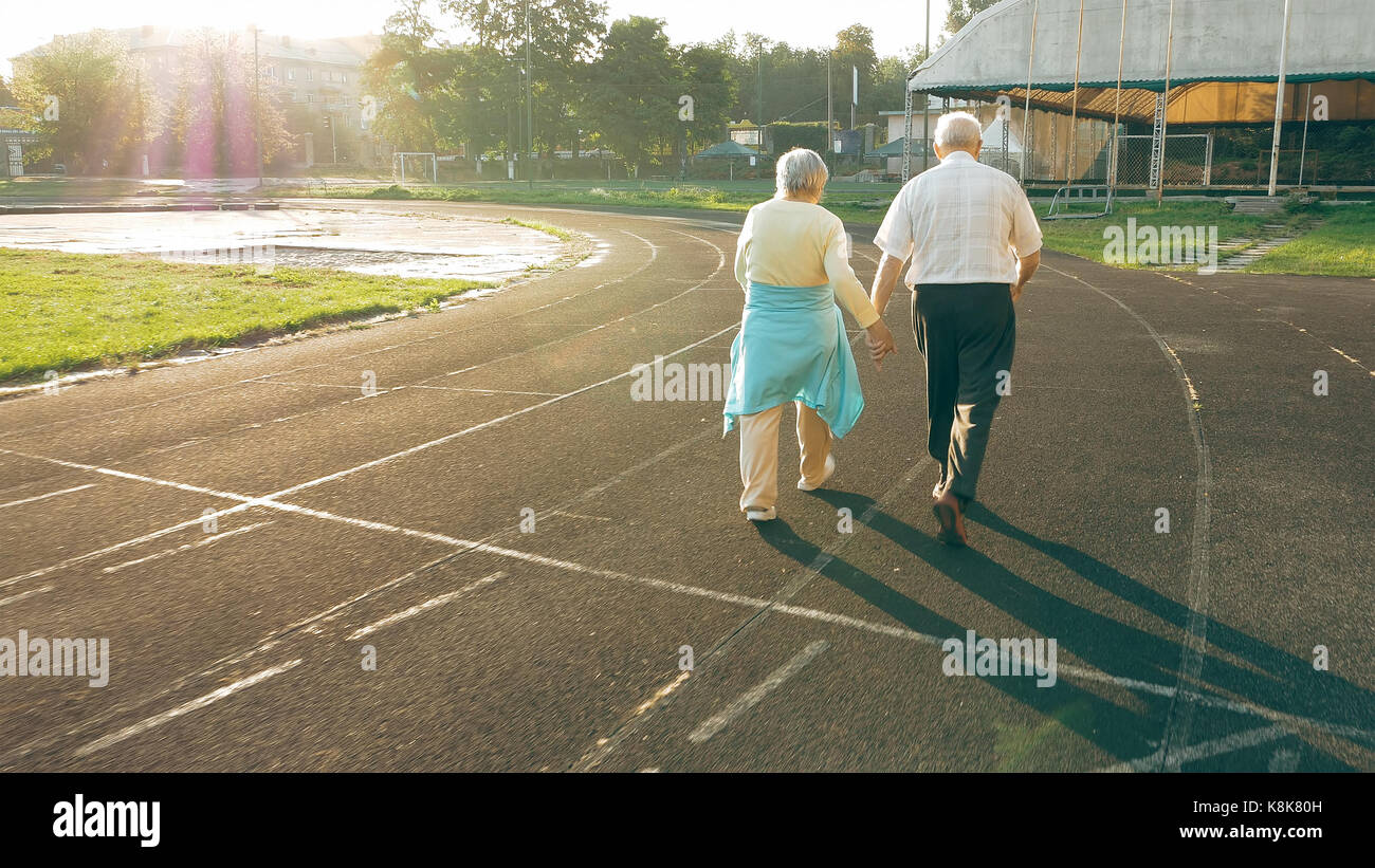 Couple le long de la piste de course Banque D'Images