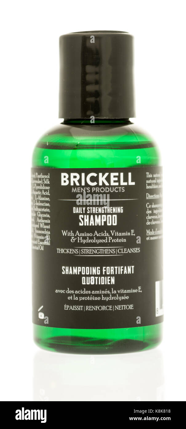 Winneconne, wi - 19 septembre 2017 : une bouteille de shampooing brickell produits pour hommes sur un fond isolé. Banque D'Images