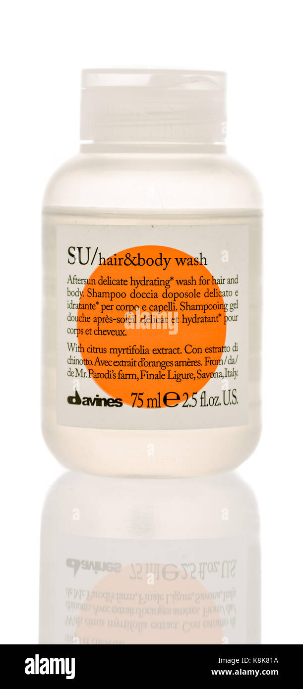 Winneconne, wi - 19 septembre 2017 : une bouteille de shampooing davines su corps et sur un contexte isolé. Banque D'Images