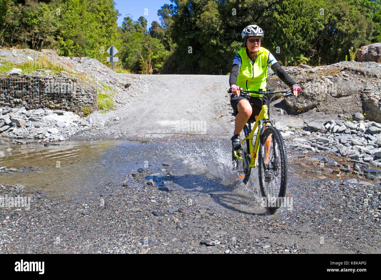 Randonnée à vélo sur la côte ouest piste sauvage Banque D'Images