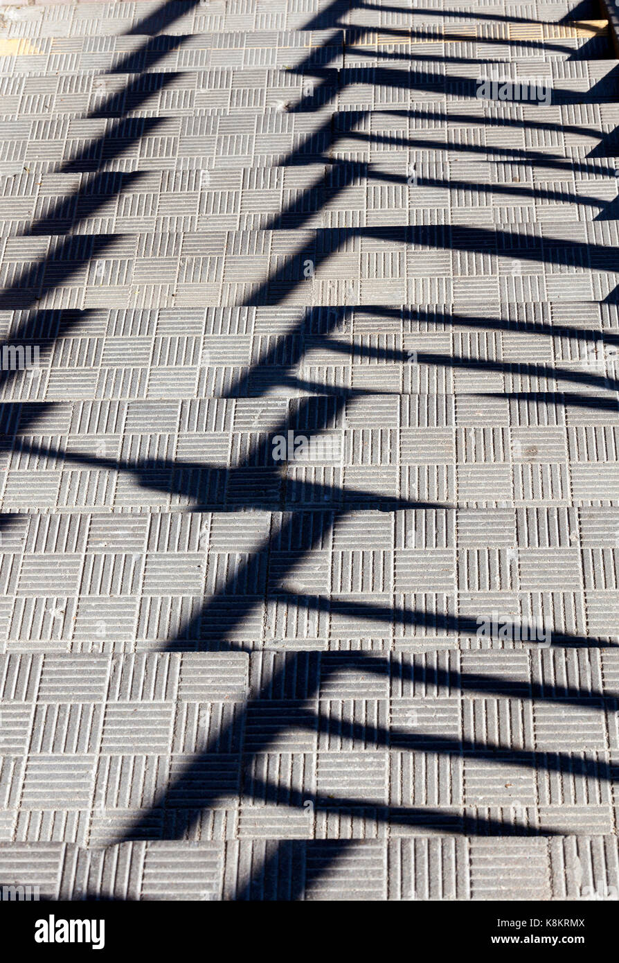 Des mesures concrètes de l'escalier, photographié close-up à partir de ci-dessus. sur la surface de l'escalier il y a des ombres à partir de la rambarde près du bâtiment Banque D'Images