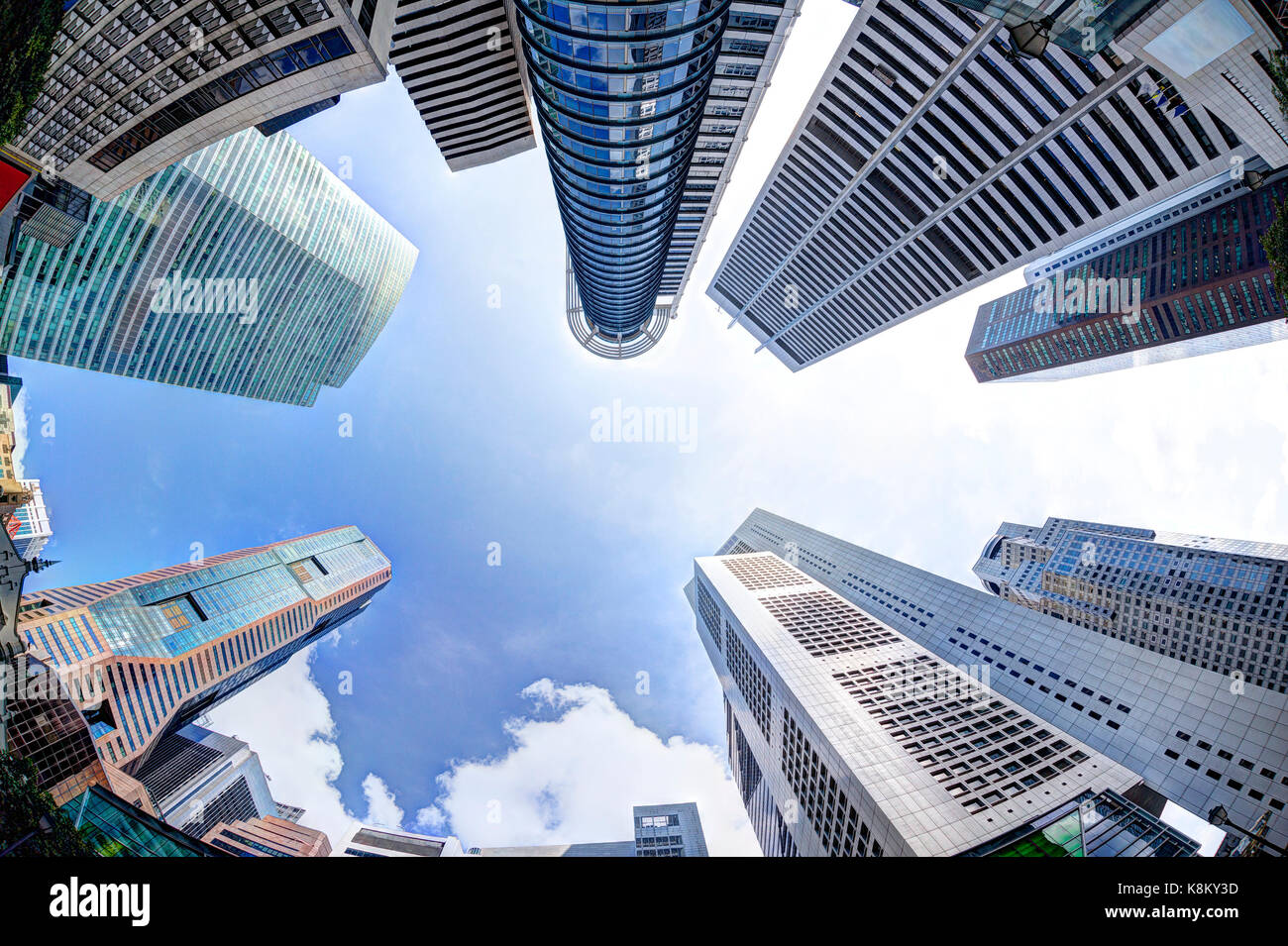 Bottoms-up view of business office gratte-ciel et les tours d'habitation dans le quartier des affaires et des finances à Raffles Place de fisheye. Banque D'Images