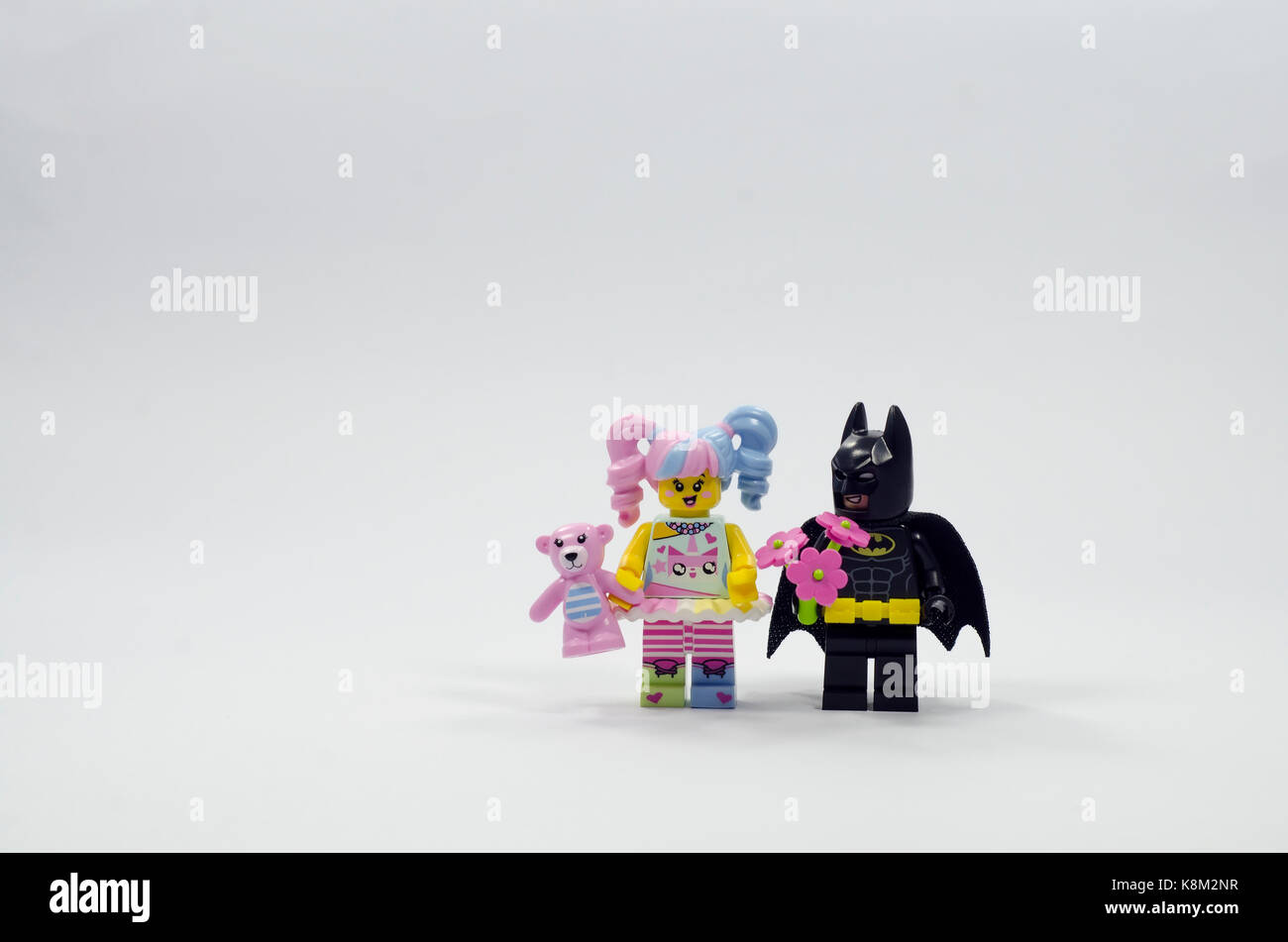 Lego Batman holding flower et n-pop girl avec son ours en peluche Banque D'Images