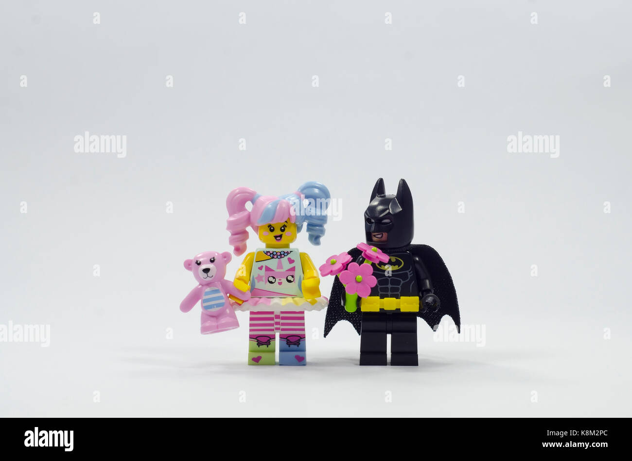 Lego Batman holding flower et n-pop girl avec son ours en peluche Banque D'Images