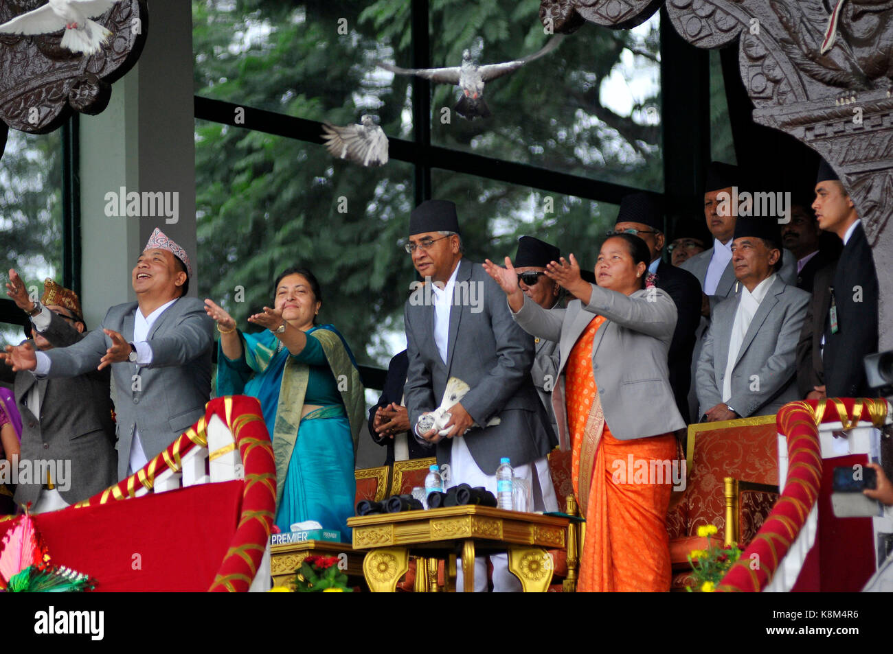 Katmandou, Népal. Sep 19, 2017. (L-r) en chef de l'armée, le général rajendra chhetri, vice-président du Népal nanda kishor Pun, président bidhya devi bhandari, Premier Ministre du Népal Sher Bahadur Deuba et président de l'assemblée constituante onsari gharti magar fly paire de peigon pour la paix au Népal pour inaugurer la célébration de la journée de la constitution à l'armée népalaise pavilion, tundikhel, Katmandou, Népal, le mardi, septembre 19, 2017. crédit : narayan maharjan/pacific press/Alamy live news Banque D'Images