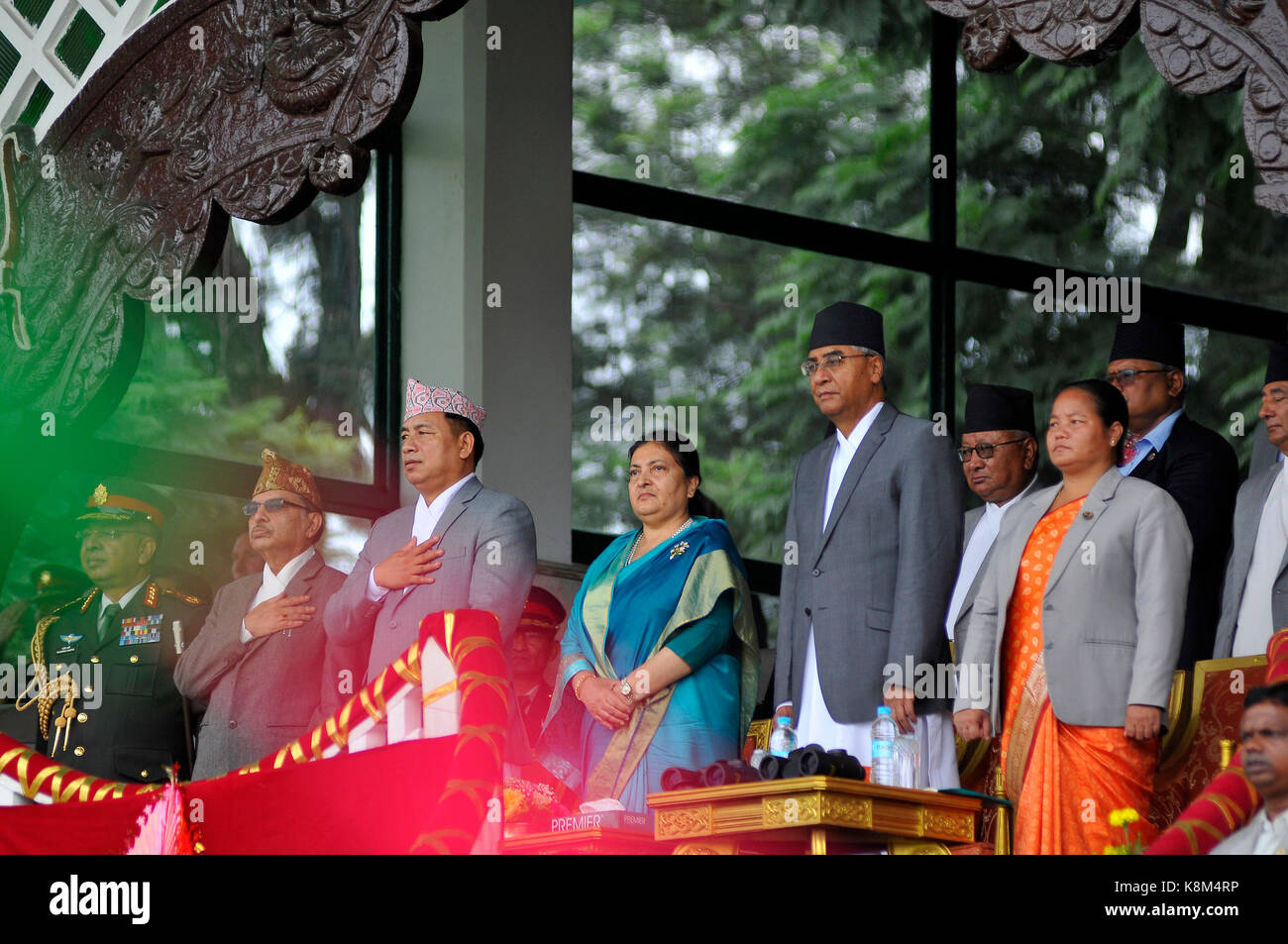 Katmandou, Népal. Sep 19, 2017. (L-r) en chef de l'armée, le général rajendra chhetri, vice-président du Népal nanda kishor Pun, président bidhya devi bhandari, Premier Ministre du Népal Sher Bahadur Deuba et président de l'assemblée constituante onsari gharti magar se présenter comme l'hymne national joué pendant la célébration de la journée de la constitution népalaise à tundikhel, pavillon de l'armée du Népal, Katmandou, Népal, le mardi, septembre 19, 2017. crédit : narayan maharjan/pacific press/Alamy live news Banque D'Images