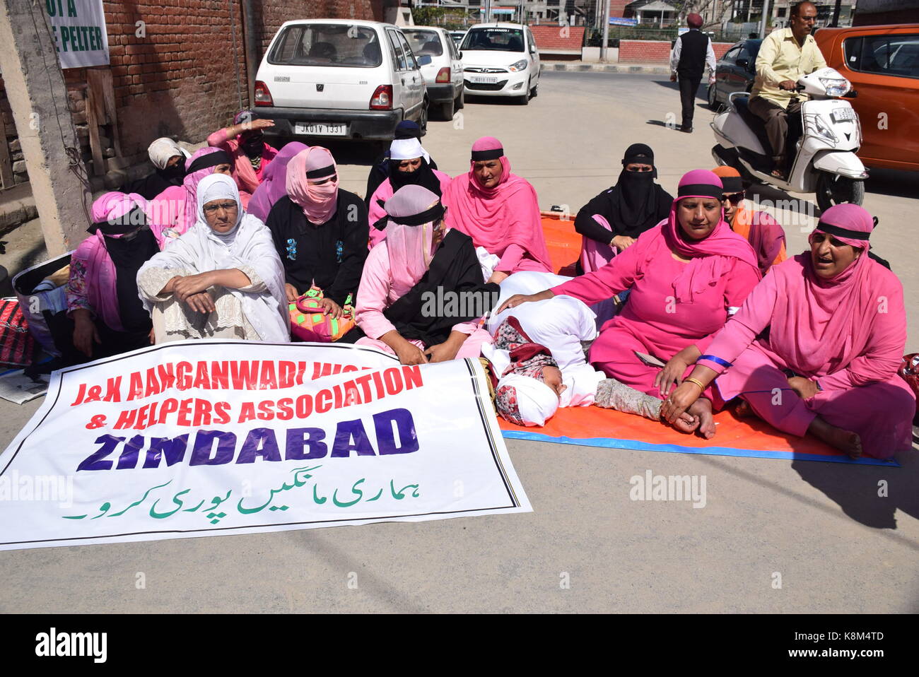 Srinagar, Inde. Sep 19, 2017 travailleurs anganwadi. continuer la grève de la faim pour la 2e journée. un travailleurs anganwadi tenté l'auto-immolation au cours d'une manifestation à Srinagar le mardi 19 septembre 2017. crédit : abbas idrees/pacific press/Alamy live news Banque D'Images