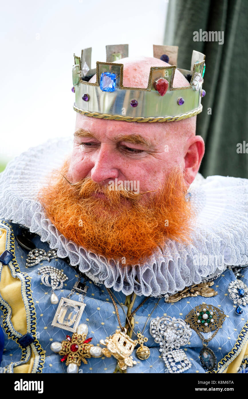 Homme réacteur habillé comme un roi portant une couronne pendant le Festival de la Renaissance à Oxford, Ontario, Canada. Banque D'Images Homme réacteur habillé comme un roi portant une couronne pendant le Festival de la Renaissance à Oxford, Ontario, Canada. Banque D'Images