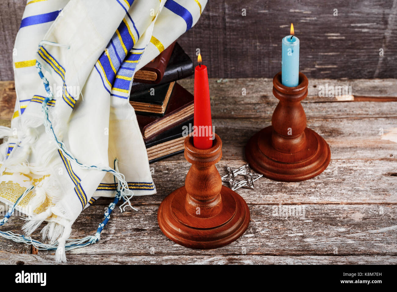 La veille de chabbat table avec couverts, bougies pain challah Banque D'Images