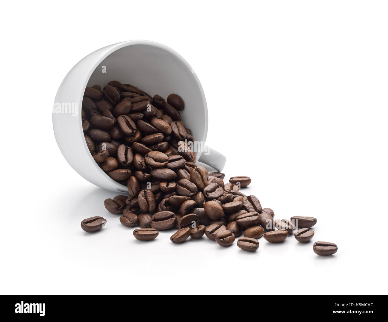Grains de café dans une tasse à café isolé sur fond blanc Banque D'Images