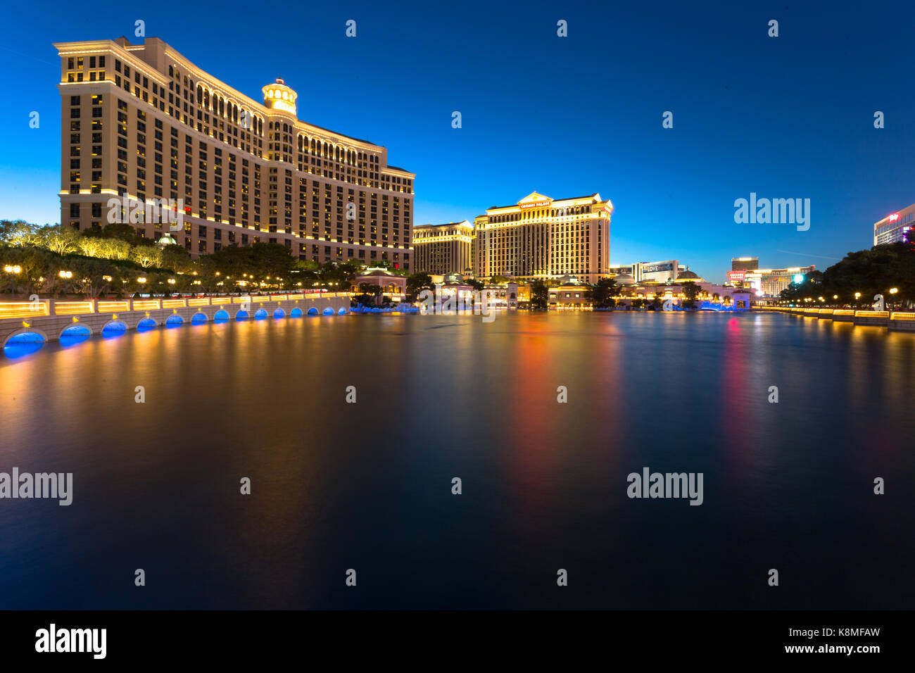 Une longue exposition de l'hôtel Bellagio et casino de nuit contre sombre ciel bleu - Las Vegas, NV Banque D'Images