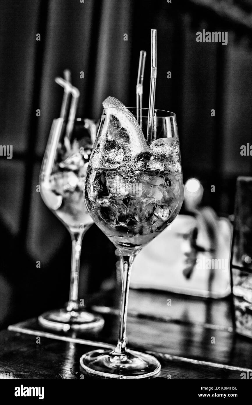 Divers cocktails sur la barre dans le café, restaurant Cafe, bar Banque D'Images